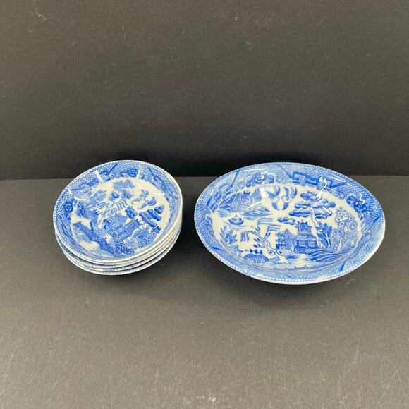 Vintage Japan Child’s blue willow porcelain play set plates - Picture 2 of 6